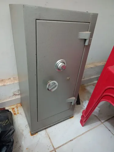 Cofre de Segurança com Segredo e Chave