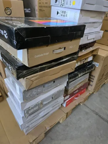 Loto de monitores funcionando , com alguns detalhes, diversos tamanhos