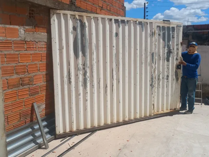 PORTÃO CHAPA GALVANIZADO (2,10m X 3,00m) COM PORTA INTERNA LADO DIREITO (2,0 XN0,78)