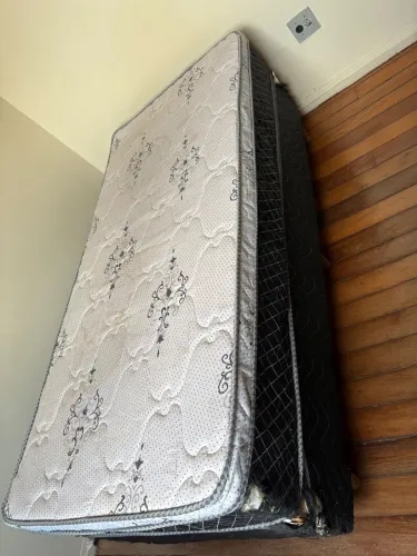 Cama Box Solteiro com Colchão - Necessita Capa ou Reforma / Preço Desapego