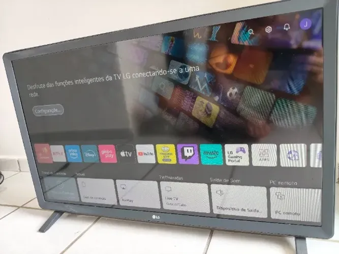 Smart TV LG 32 polegadas, preta, com todas as funcionalidades em perfeito estado.