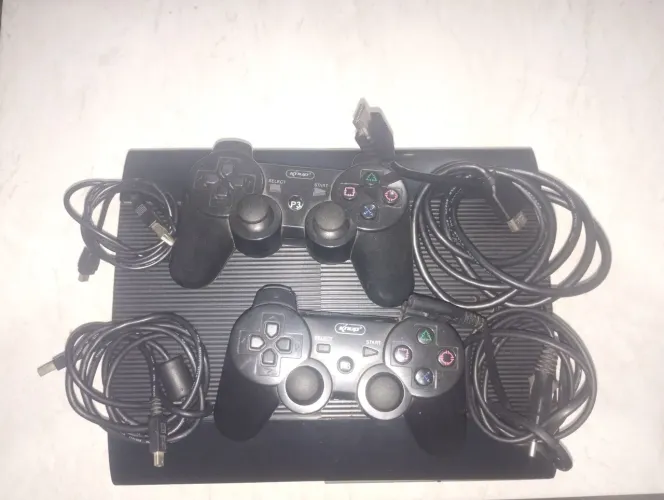 Playstation 3 super slim 250GB (ótimo estado)+jogos e brinde de 3 jogos CD câmera Eye