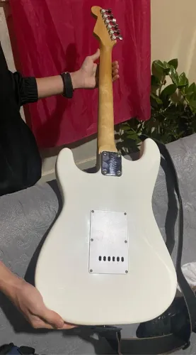 Guitarra stratocaster konig