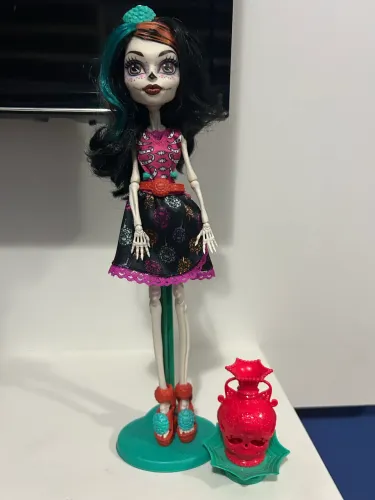 cerise hood e skelita