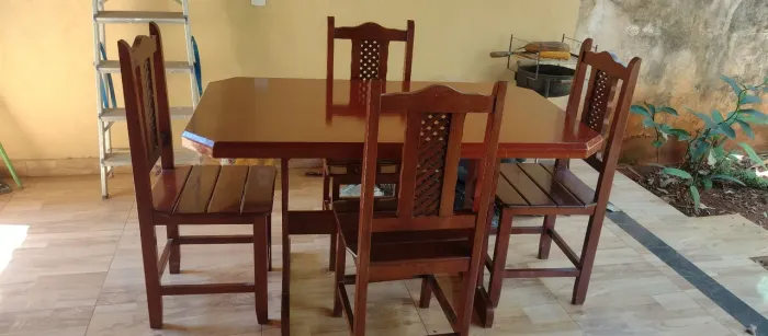 Mesa de madeira 4 cadeiras