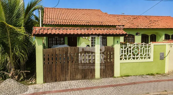 Casa beira mar com 2 quartos | 1 Suíte | Quintal | 50m da praia à venda por R$ 415.000 - P