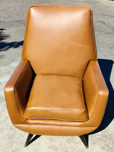 Poltrona antiga couro pé palito anos 50