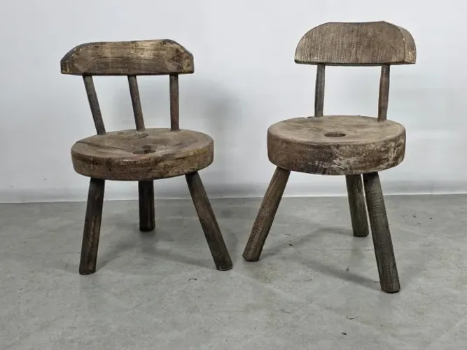 2 Cadeiras Rusticas Tripé de Fazenda. Em seu estado original da época