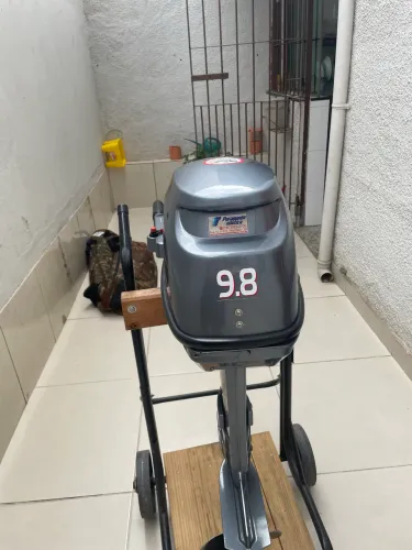 Motor de popa semi  ideia