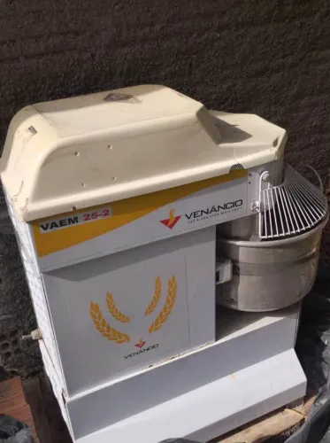 VENDO MASEIRA PROFISSIONAL COM CAPACIDADE PARA 25 QUILOS PARA USO DE PADARIAS E PIZZARIAS 