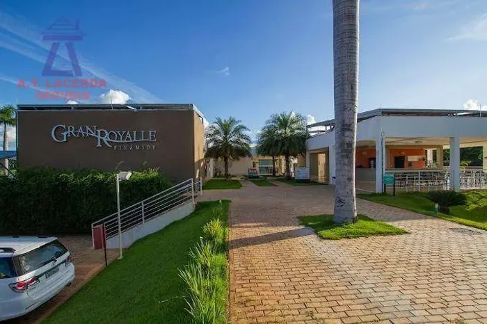 Lote com 795 m² de área - Condomínio Gran Royalle