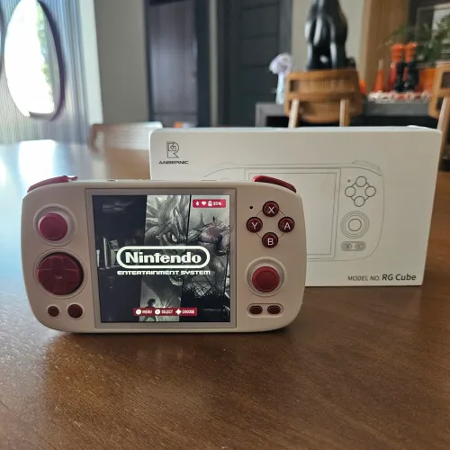 Anbernic RG Cube (cor famicom)