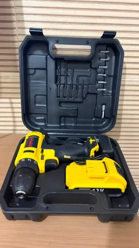 Parafusadeira e furadeira 12v com maleta e acessórios.
