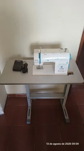 Máquina de costura Elgin Genius Plus + mesa