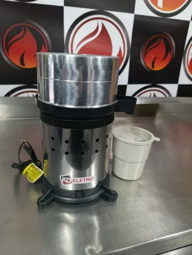 espremedor extrator de suco industrial da marca KD Eletro. Motor: Potência de 500W.