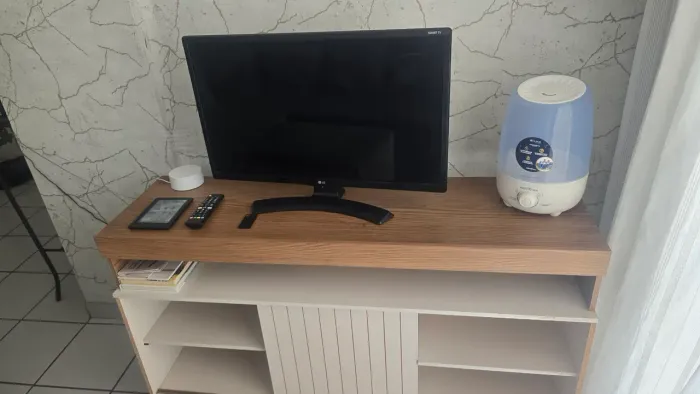 Vendo rack e televisão