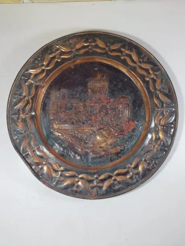 Prato de parede em cobre com marcas do tempo 