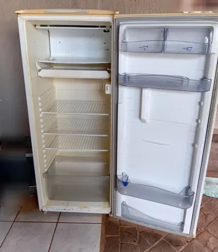 Vendo geladeira 220v Entrego.