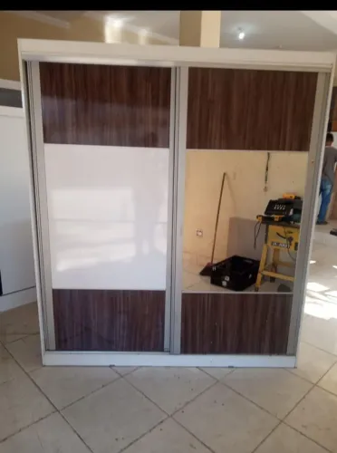 Vendo Quarda Roupa 2,10 Altura 1,84 Comprimento 0,53 Largura tenho vídeo dele Montado 