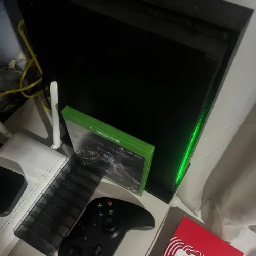 Xbox X - 1 tera - 1 controle sem fio e um jogo mídia física