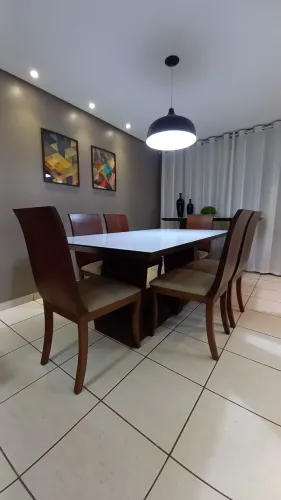 Mesa de jantar 6 cadeiras e aparador