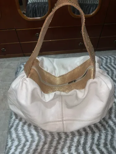 Bolsa tiracolo em couro bege com dourado da Viamia