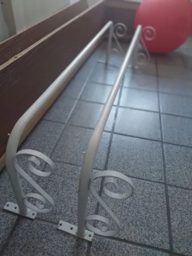 Araras de Parede com detalhe em ferro decorativo na Cor Branca