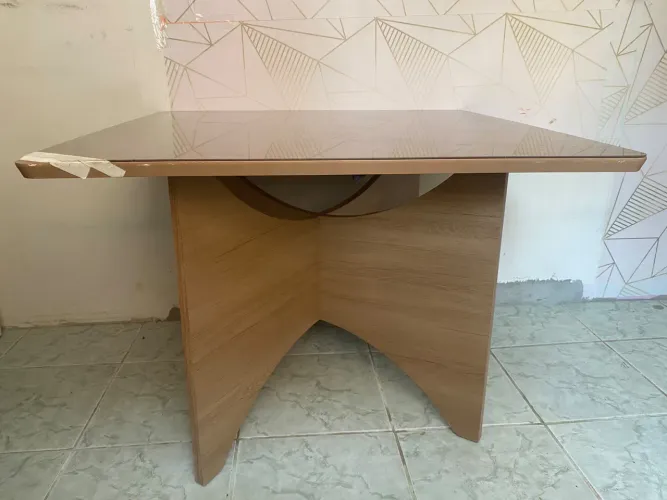 Mesa Tampa de Vidro - em MDF