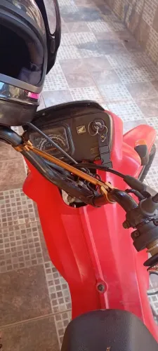 Vendo uma moto pop, valor 6.800
