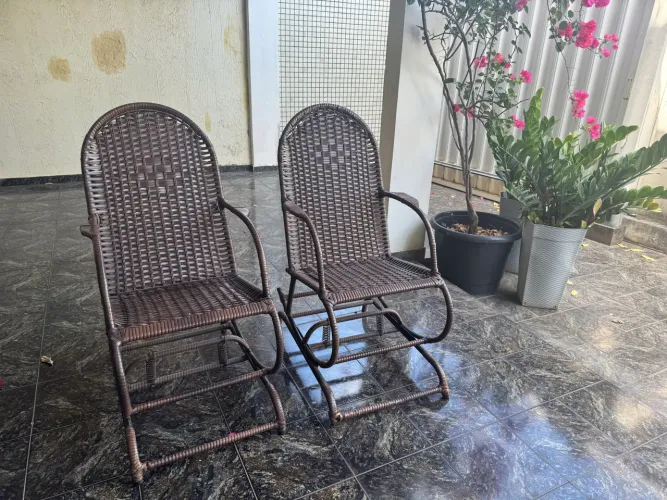 Vendo 2 cadeiras de balanço em fibra (usadas)