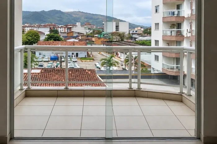 Elegância funcional com a luz do pôr do sol em Angra