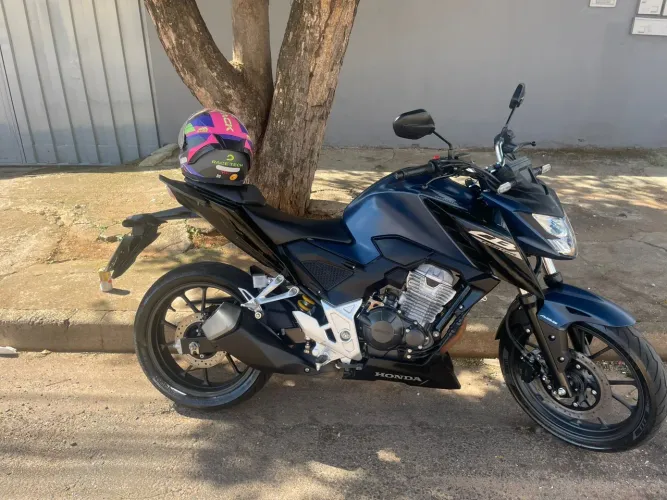 Vende-se moto Cb300 2025 poucos Km rodados, faço negócio em carro do meu interesse