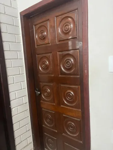 Porta de madeira maciça com caixilho