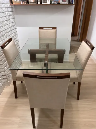 Mesa com base em madeira maciça + 4 cadeiras. Necessita de reforma de estofado.