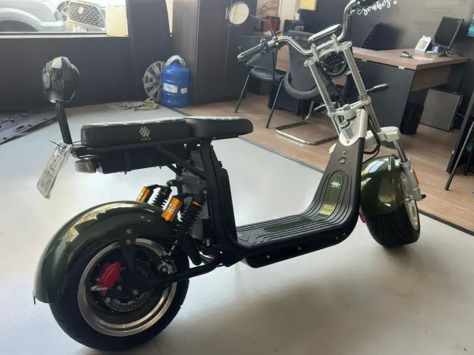 Moto elétrica  verde e  cinza