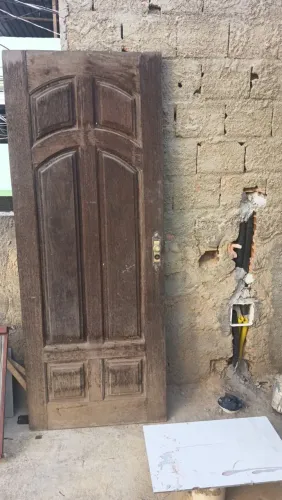 Porta com Portal de Madeira Maciça: 2,10 x 82