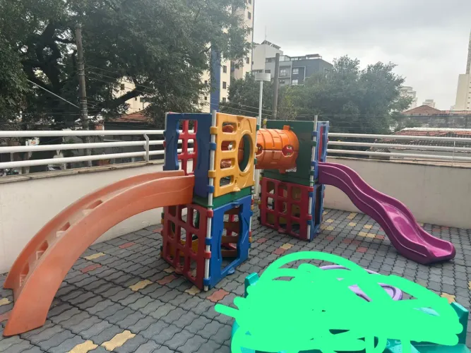 Vendo Playground e casinha, Playground com uma plataforma quebrada