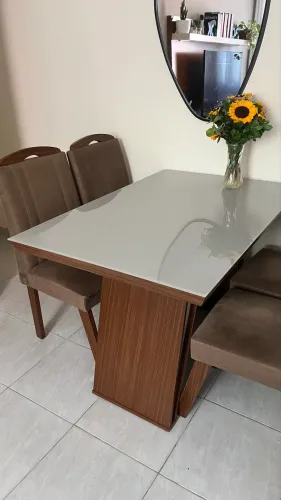 Mesa de jantar com 4 cadeiras