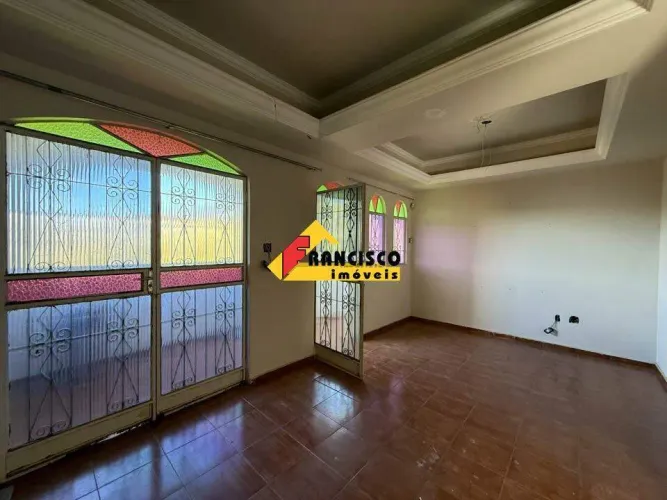 Casa para aluguel, 3 quartos, 1 suíte, 2 vagas, Nossa Senhora das Graças - Divinópolis/MG