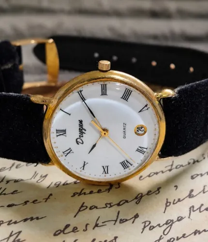 Relógio Dryzun caixa dourada vintage com pulseira de veludo
