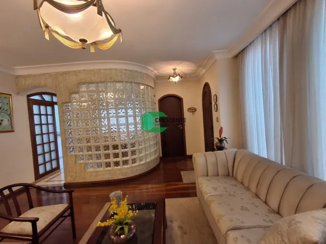Casa com 3 Quartos e 5 vagas à Venda, 253 m² por R$ 1.750.000