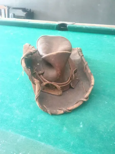 Vende se chapéu de couro