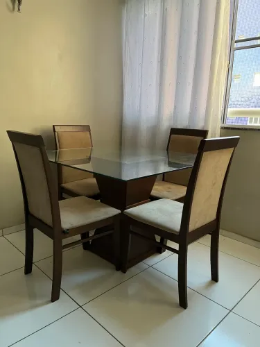 Conjunto de mesa e 4 cadeiras