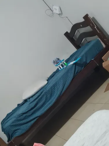 Vendo cama de madeira maciça