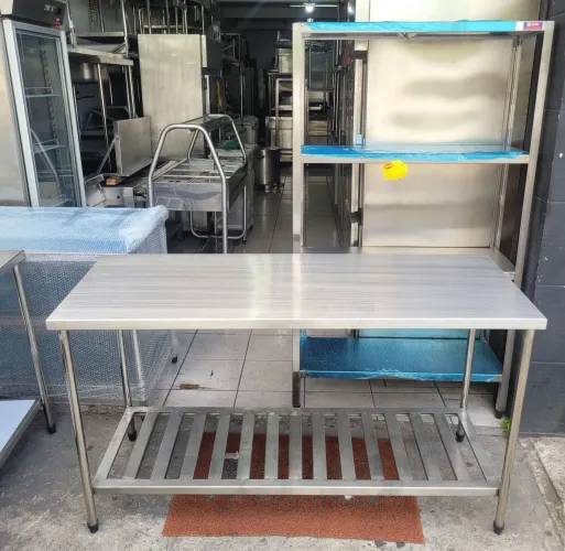 Mesa inox 304 com paneleiro gradeado 