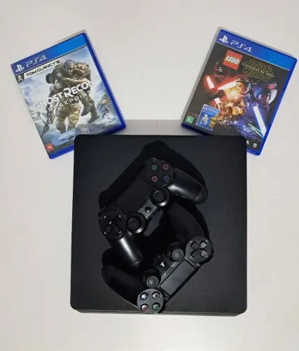 PS4 SLIM - 1TB - 2 CONTROLES - 2 JOGOS