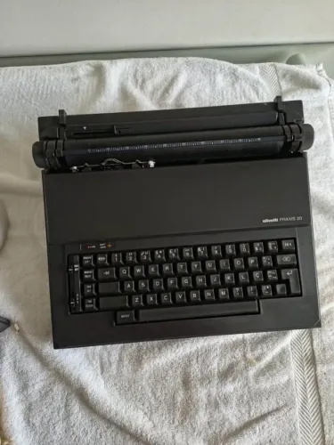 Máquina de escrever elétrica Olivetti Práxis 20