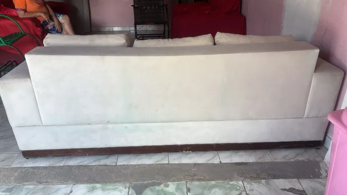 Sofá Retrátil 3 lugares (Possui marcas de uso , por isso o valor )