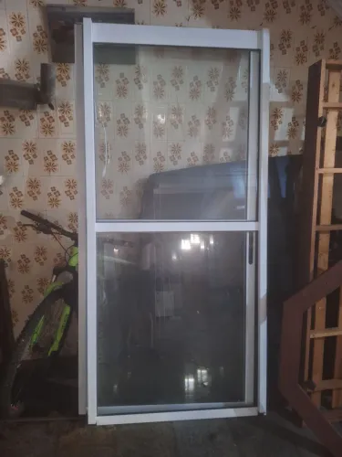 2 portas balcão medindo cada 1,00 x 2,18