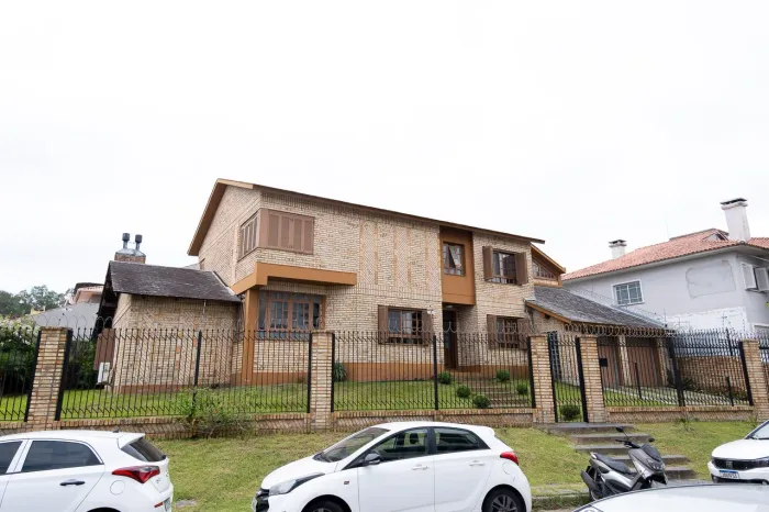 Sobrado à venda no Areal, Pelotas: 373,79 m², 5 dormitórios, 1 suíte, 4 banheiros, lareira